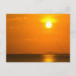 Tarjeta postal de puesta de sol en la playa de una