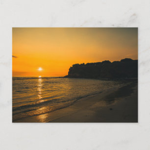 Tarjeta postal de puesta de sol en la playa de una
