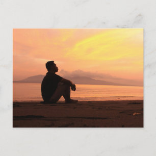 Tarjeta postal de puesta de sol en la playa de una