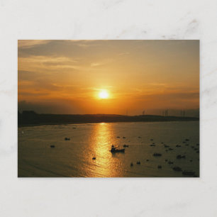 Tarjeta postal de puesta de sol en la playa de una