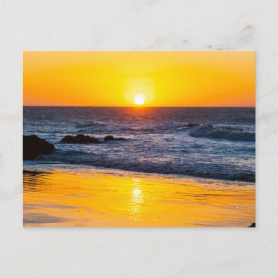 Tarjeta postal de puesta de sol en la playa de una