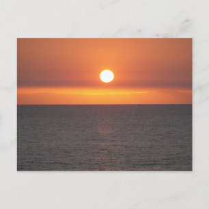 Tarjeta postal de puesta de sol en la playa de una