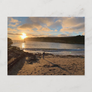 Tarjeta postal de puesta de sol en la playa de una