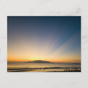 Tarjeta postal de puesta de sol en la playa de una