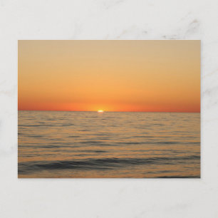 Tarjeta postal de puesta de sol en una isla de pla