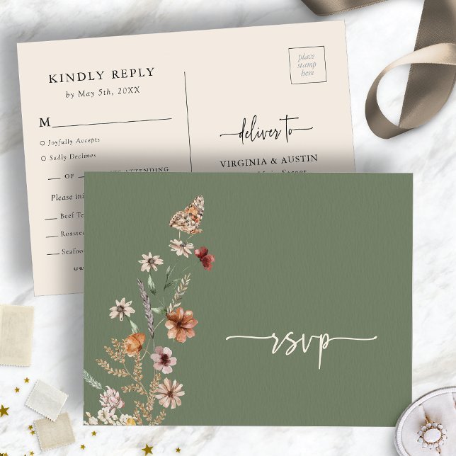 Tarjeta Postal de Respuesta para Boda de Flores Si (Sage Green Wildflower Wedding RSVP Postcard with Butterfly by Painted Paperie
)