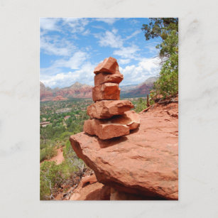 Tarjeta postal de rocas rojas apiladas en Sedona