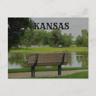 Tarjeta postal de un banco de madera en primer pla