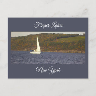 Tarjeta postal de un barco de vela en un lago