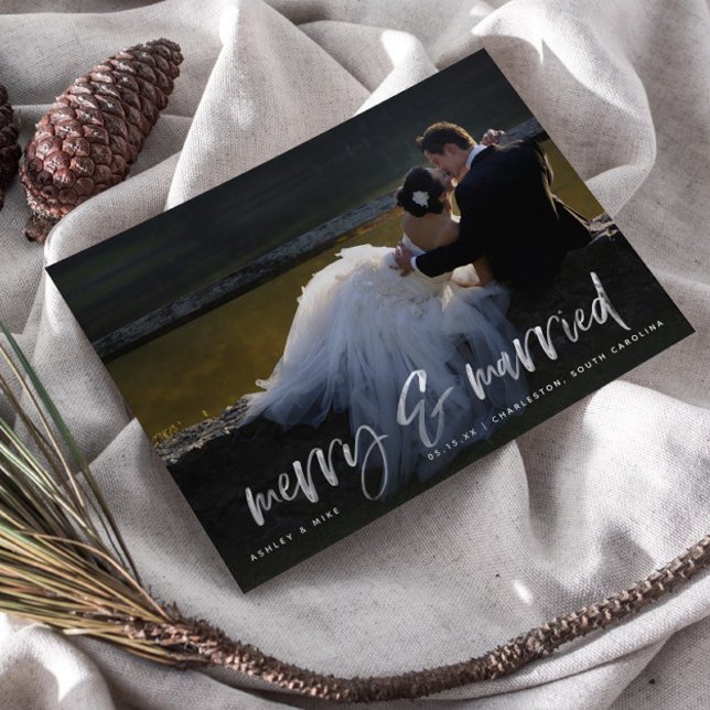 Tarjeta postal de vacaciones con escritura blanca  (Merry & Married! Share Our Christmas Wedding Joy )