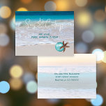 Tarjeta postal de vacaciones Starfish Beach Seas y<br><div class="desc">Postal de playa de Seas y Saludos. Una estrella de mar y un adorno decoran la parte delantera, donde se puede cambiar el texto impreso grande a cualquier saludo que se desee. También agregue una firma. Incluya la dirección postal en la parte posterior si lo desea, sobre más arena como...</div>