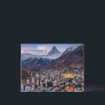 Tarjeta postal de viaje Zermatt Swiss Souvenir<br><div class="desc">Captura la magia de Zermatt con una postal de viaje de recuerdo desde el majestuoso Matterhorn hasta los encantadores chalés suizos, Zermatt capta la esencia de la belleza alpina. Comparte tus experiencias inolvidables con una impresionante postal de viaje de Zermatt, un recordatorio tangible de tu mágico viaje. Keepsake memorable: atesora...</div>
