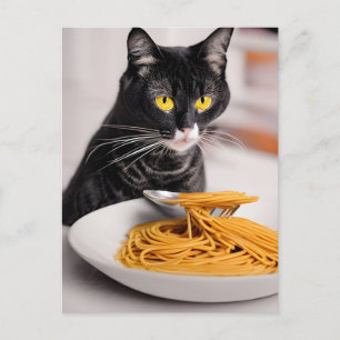 Tarjeta postal del gato negro comiendo espaguetis