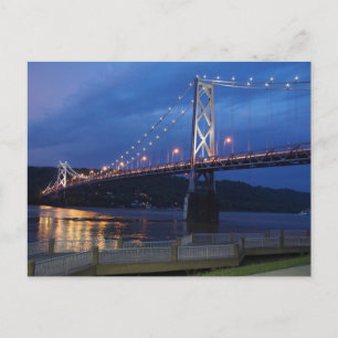 Tarjeta postal del puente por la noche