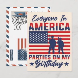Tarjeta postal del soldado patriótico sosteniendo 