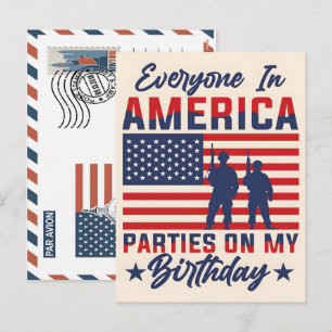 Tarjeta postal del soldado patriótico sosteniendo 