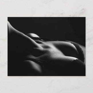 Tarjeta postal femenina sexy en blanco y negro