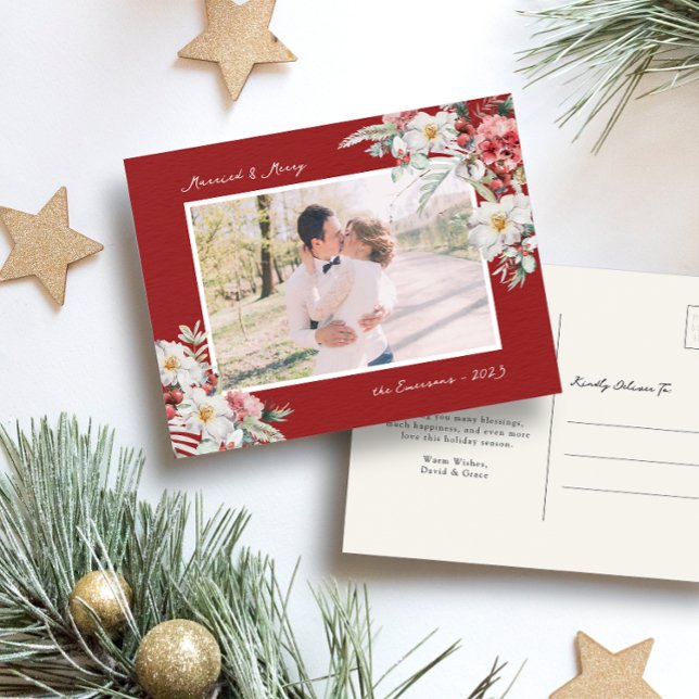 Tarjeta Postal Fotográfica de Casados y Alegres (Red Holiday Photo Postcard with Watercolor Floral Botanical Berries Merry Christmas)