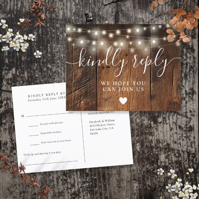 Tarjeta postal RSVP de solicitud de canción de mad (String Lights Wood Song Request RSVP Postcard)