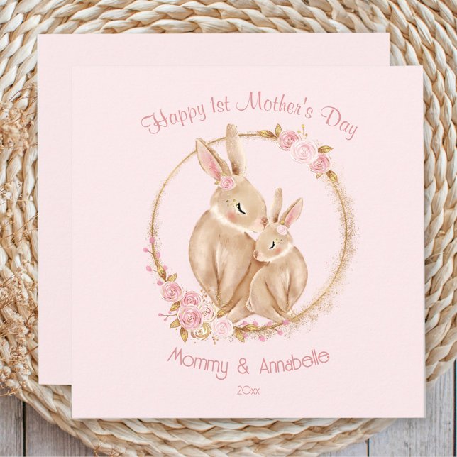 Tarjeta Primer día de la madre dulce conejita Chica floral (First Mother's Day Cute Bunny Girl Floral Pink Card)