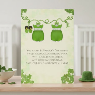 Tarjeta Primer día de San Patricio de nietas gemelas