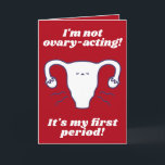 Tarjeta Primer periodo de Funny Blanco Rojo de Acción No O<br><div class="desc">Otra graciosa tarjeta de saludo de primer periodo de JessicaAmber - pregunta por las órdenes de los personalizados! Esta tarjeta doblada es un regalo perfecto para celebrar el primer periodo de su hija. Cuenta con un simple eslogan: "¡No estoy actuando de manera ovaria! ¡Es mi primer periodo!" en una tipografía...</div>