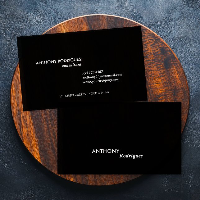 Tarjeta profesional moderna de negocios en negro (Black sleek and modern business card, personalize with your info and give a professional image.)