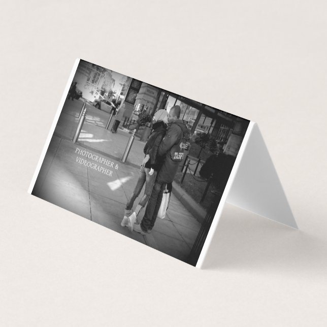 Tarjeta profesional plegada en blanco y negro (Anverso)