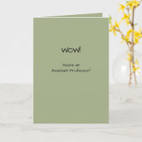 Profesor asistente felicita al primer trabajo