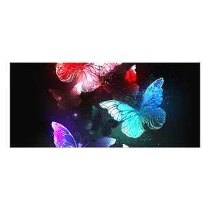 Tarjeta Publicitaria Tres mariposas brillantes en el fondo nocturno