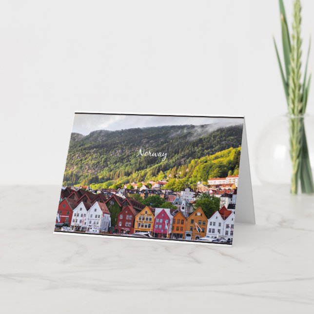 Tarjeta Pueblo noruego con montañas en segundo plano (Anverso)