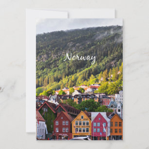 Tarjeta Pueblo noruego con montañas en segundo plano