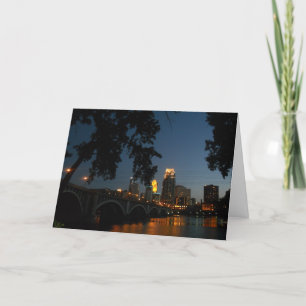 Tarjeta Puente del Arco de Piedra y Minneapolis por la noc