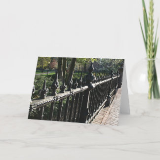 Tarjeta Puertas en el jardín público