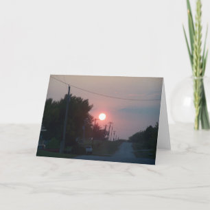 Tarjeta Puesta del sol en el camino del casco