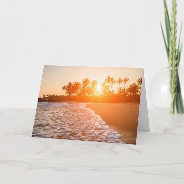 Tarjeta Puesta del sol en la playa con las palmas de coco (Anverso)
