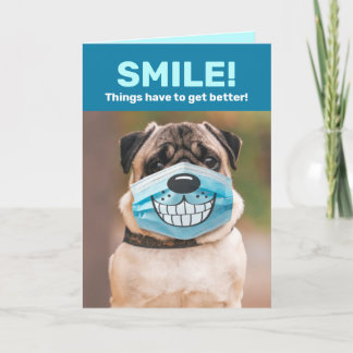 Tarjeta Pug Con Máscara Sonriente - Las Cosas Mejorarán