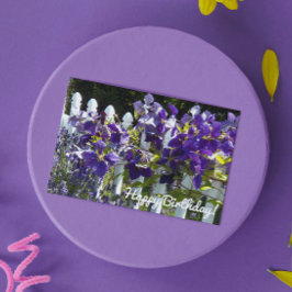 Tarjeta Purple Clematis sobre el cumpleaños con flores en 