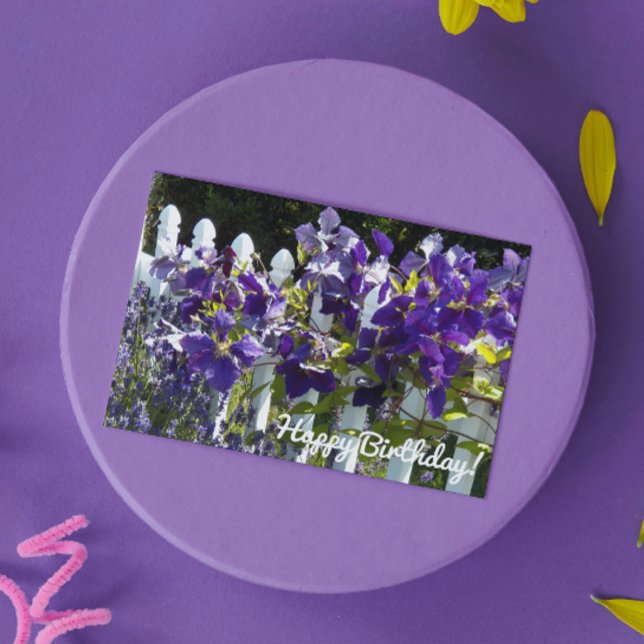Tarjeta Purple Clematis sobre el cumpleaños con flores en  (In Situ)