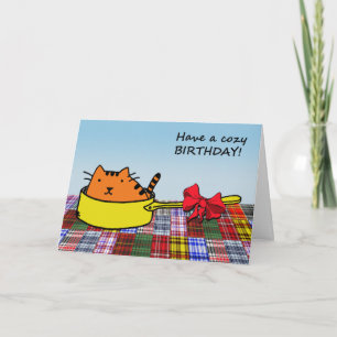 Tarjeta ¡Que tengas un acogedor cumpleaños! Gato lindo en