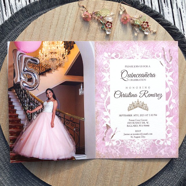 Tarjeta Quinceanera invita a la mariposa rosa y rosa (folded pink quinceanera invitations, fancy pink vines leaves border around photo with butterflies)