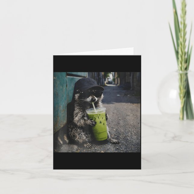 Tarjeta Raccoon drinking matcha latte funny animal meme me (Anverso)