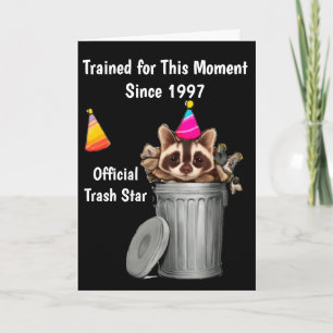 Tarjeta Raccoon lindo usando gorra de cumpleaños en un bot