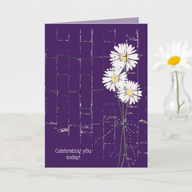 Tarjeta ramo de margarita en cumpleaños de ladrillo morado (Planta pequeña)