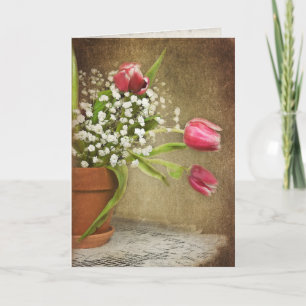 Tarjeta ramo de tulipán rosa sobre encaje doily