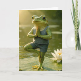Tarjeta Rana de cumpleaños en una postura de yoga en un ár