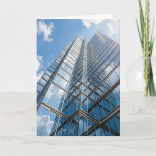 Tarjeta Rascacielos de graduación con reflejo de nubes