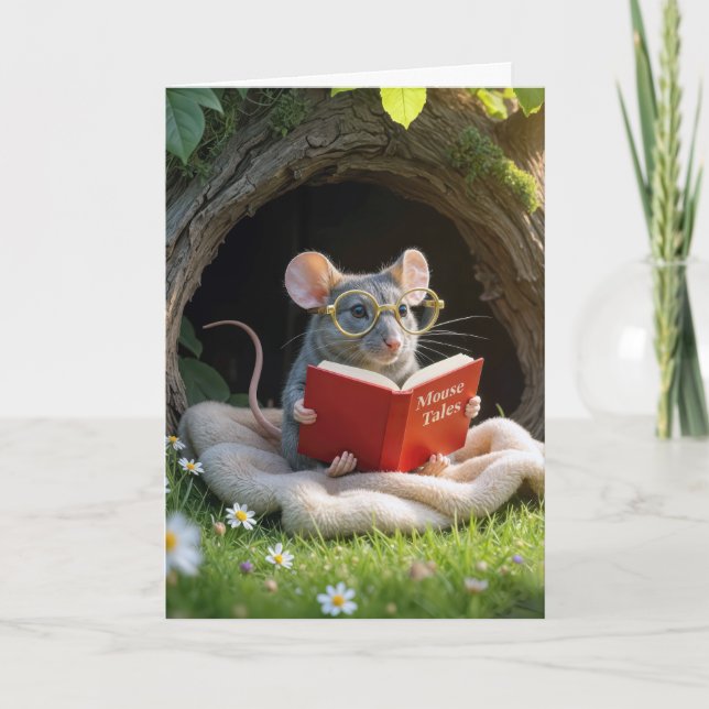 Tarjeta Ratón de cumpleaños leyendo un libro rojo en una m (Anverso)
