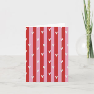 Tarjeta rayada de corazón rosa y roja