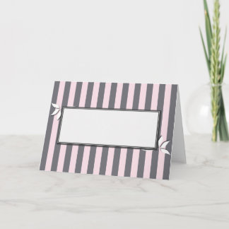 Tarjeta rayada rosa y gris